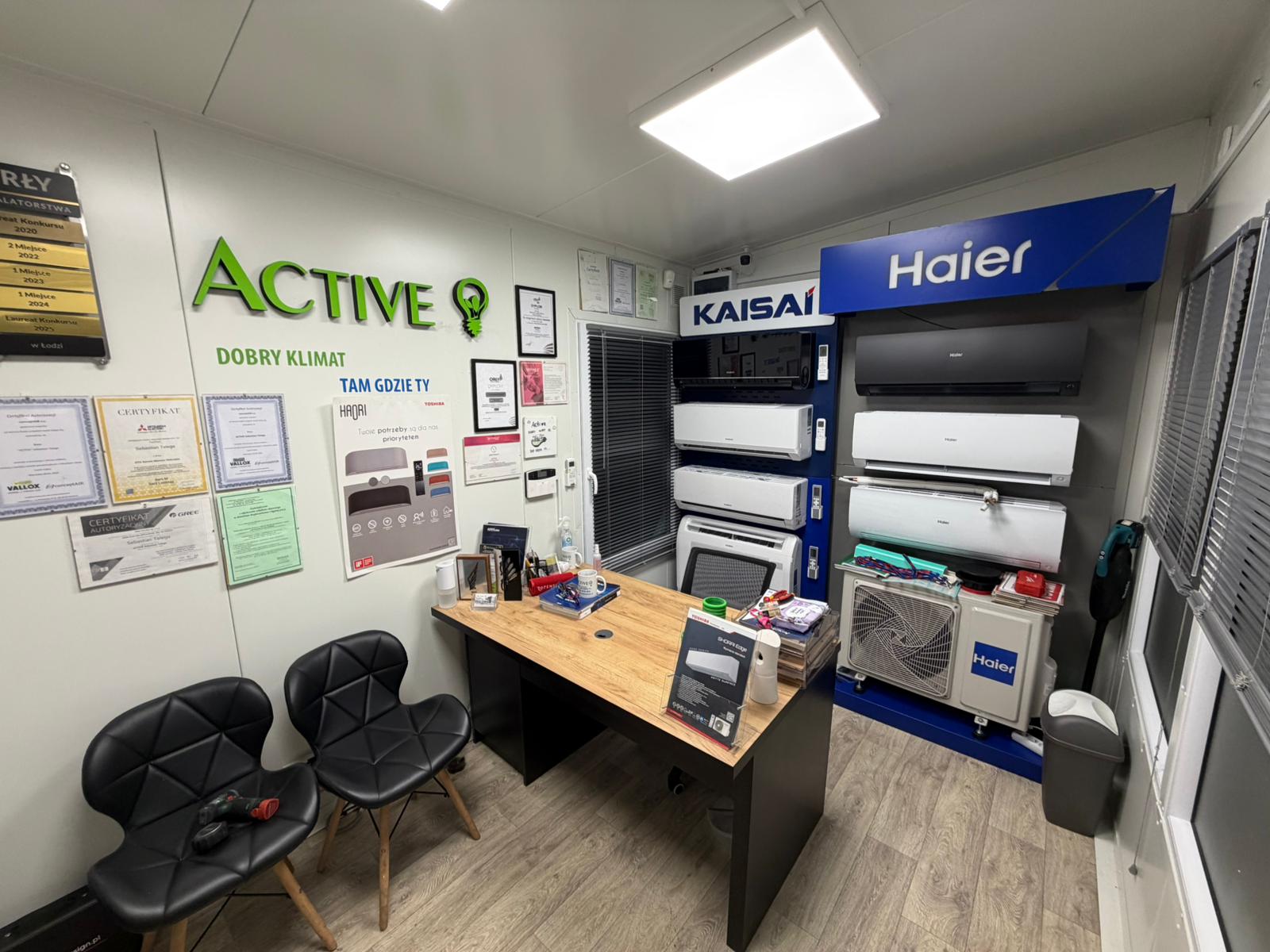 Biuro firmy Active w Łodzi – ekspozycja klimatyzatorów Haier i Kaisai, certyfikaty autoryzowanego instalatora oraz stanowisko doradcze