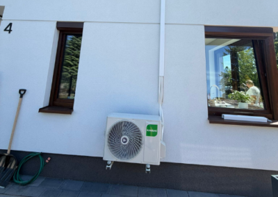 Jednostka zewnętrzna klimatyzatora Kaisai zamontowana na elewacji budynku mieszkalnego w Łodzi